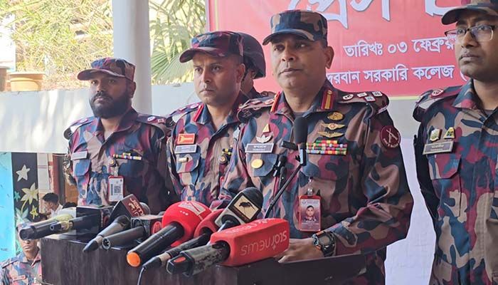 বান্দরবান সরকারি কলেজ প্রাঙ্গনে মঙ্গলবার  প্রেস ব্রিফিংয়ে কথা বলেন বান্দরবান সেক্টর কমান্ডার কর্নেল মুহাম্মদ রুবায়াত জামিল। ছবি: প্রতিদিনের বাংলাদেশ
