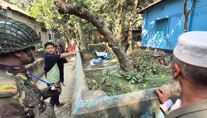 বগুড়া-৬ (সদর) আসনের একটি ভোটকেন্দ্রে জামায়াতে ইসলামীর বুথ ভাঙচুর করা হয়। ছবি: প্রতিদিনের বাংলাদেশ