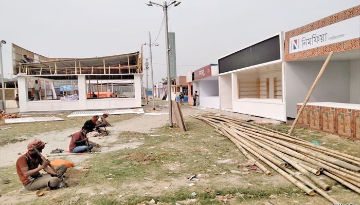  সোহরাওয়ার্দী উদ্যান অংশে চলছে অমর একুশে বইমেলার স্টল নির্মাণের কাজ । ছবি: প্রতিদিনের বাংলাদেশ 