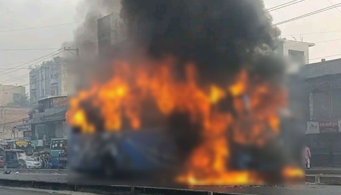 গাজীপুরে মোটরসাইকেলের সঙ্গে সংঘর্ষে বাসে আগুন