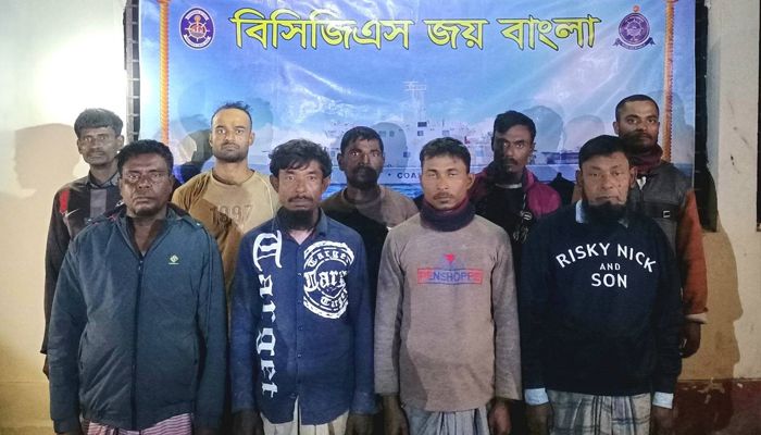 গভীর সমুদ্রে বিকল বোটে ভাসতে থাকা ৯ জেলেকে উদ্ধার