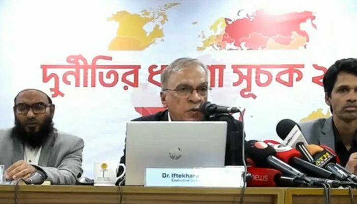 সংবাদ সম্মেলনে কথা বলছেন টিআইবি'র নির্বাহী পরিচালক ড. ইফতেখারুজ্জামান। ছবি: বিবিসি বাংলা
