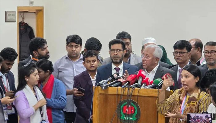 ৬ লাখ ৪৮ হাজার পোস্টাল ব্যালট পেয়েছে ইসি