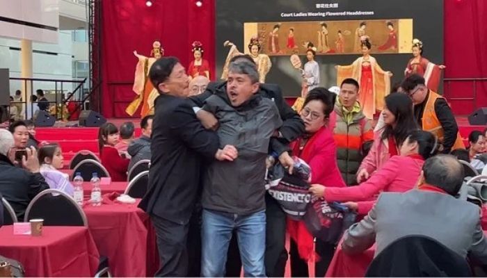 আমস্টারডামের ‘একাকী উইঘুর’ সিটি হলের ভেতরে আক্রমণ