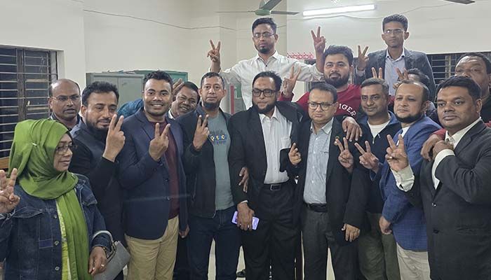 ফেনী জেলা আইনজীবী সমিতির নির্বাচনে বিজয়ীরা। ছবি: প্রতিদিনের বাংলাদেশ