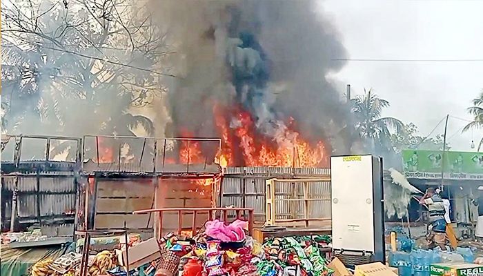 কুয়াকাটায় আগুনে পুড়ে ভূস্মিভূত ৮ ব্যবসা প্রতিষ্ঠান