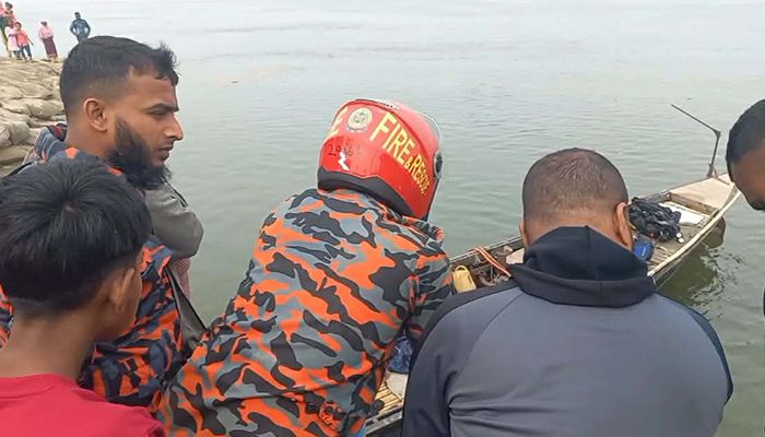 দৌলতদিয়ায় নিখোঁজ রেজাউলের সন্ধানে ফায়ার সার্ভিসের ডুবুরি দল। ছবি: প্রতিদিনের বাংলাদেশ