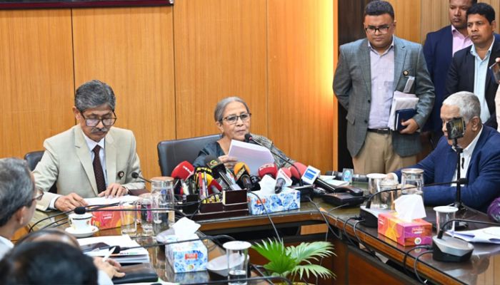 মৎস্য ও প্রাণিসম্পদ মন্ত্রণালয়ের কক্ষে অন্তর্বর্তীকালীন সরকারের দেড় বছরে মন্ত্রণালয়টির কার্যক্রম নিয়ে মঙ্গলবার দুপুরে সংবাদ সম্মেলন করেন ফরিদা আখতার