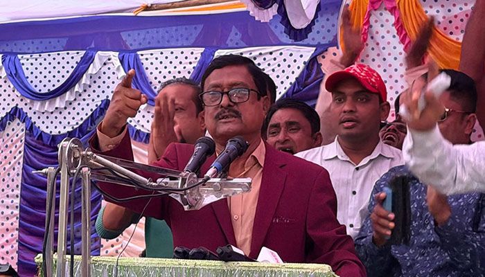 মিঠামইন উপজেলার ঘাগড়া ইউনিয়নে শনিবার নির্বাচনি সভায় বক্তব্য দেন
 বীর মুক্তিযোদ্ধা ফজলুর রহমান। ছবি: প্রতিদিনের বাংলাদেশ