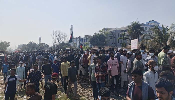 গাজীপুরে রেলপথ ও আঞ্চলিক সড়ক অবরোধ, যান চলাচল বন্ধ