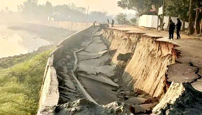 উদ্বোধনের আগেই ধসে পড়ল সড়ক