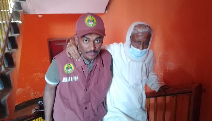 আনসারের কাঁধে ভর দিয়ে ভোটকেন্দ্রে হাফিজুল্লাহ