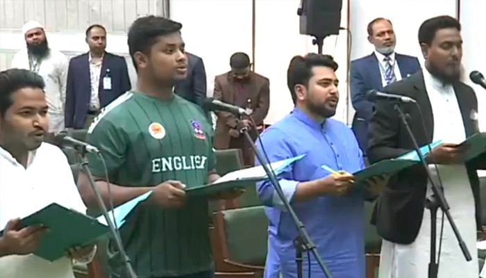 সেই জার্সি গায়েই শপথ নিতে সংসদে হাসনাত আব্দুল্লাহ