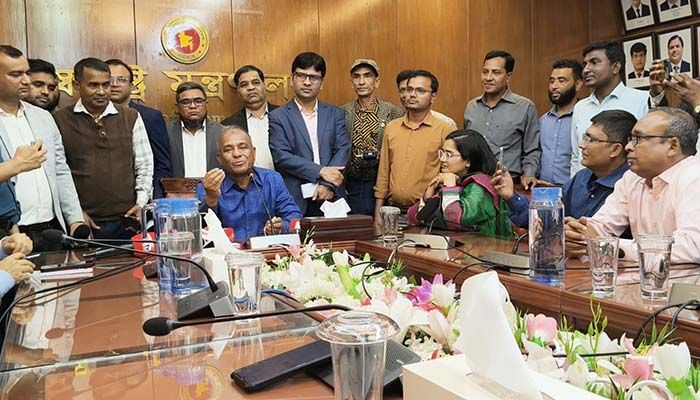 দায়িত্ব শেষ, দেশেই থাকব: স্বরাষ্ট্র উপদেষ্টা