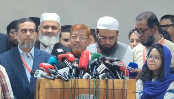 প্রধান নির্বাচন কমিশনার এএমএম নাসির উদ্দিনের সাথে বৈঠক শেষে সংবাদ সম্মেলন করেন ১১ দলীয় জোটের নেতারা। ছবি: সংগৃহীত