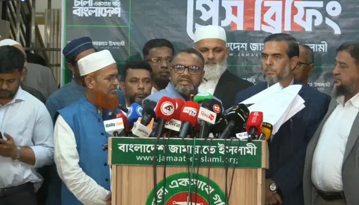 সংবাদ সম্মেলনে বক্তব্য দেন জামায়াত ইসলামীর নেতাকর্মীরা। ছবি: বিবিসি বাংলা