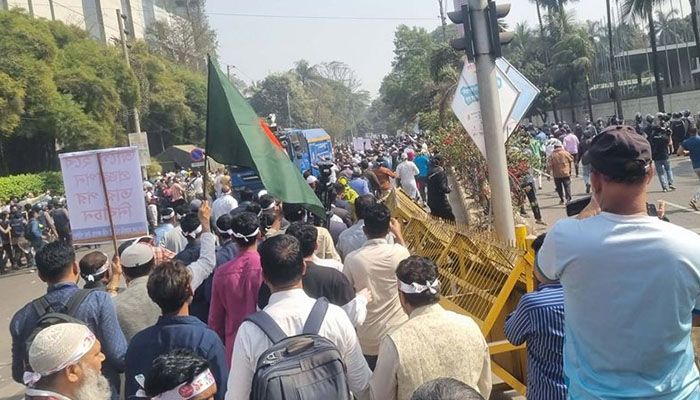 ব্যারিকেড ভেঙে যমুনা অভিমুখে সরকারি চাকরিজীবীরা