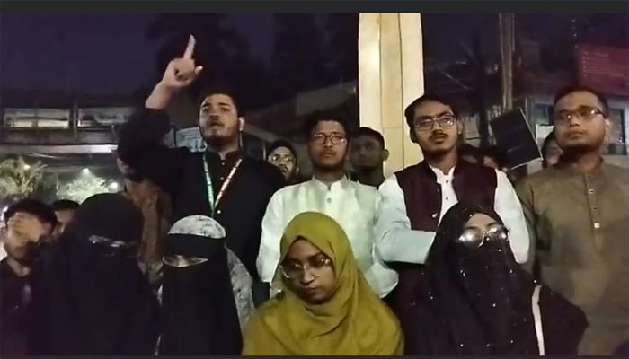 ইনকিলাব মঞ্চের নেতাকর্মীর ওপর পুলিশের হামলার প্রতিবাদে জগন্নাথ বিশ্ববিদ্যালয়ের শিক্ষার্থীদের বিক্ষোভ মিছিল। ছবি: প্রতিদিনের বাংলাদেশ 