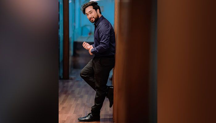 গল্প বেছে কাজ করছেন জোভান