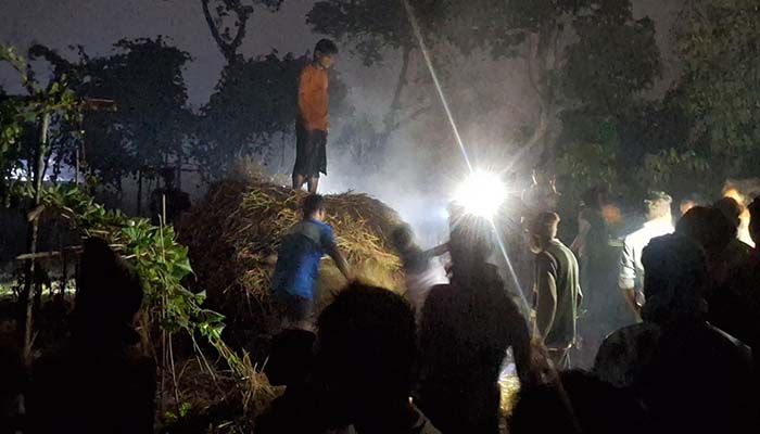 এক রাতে তিন কৃষকের খড়ের গাদায় আগুন