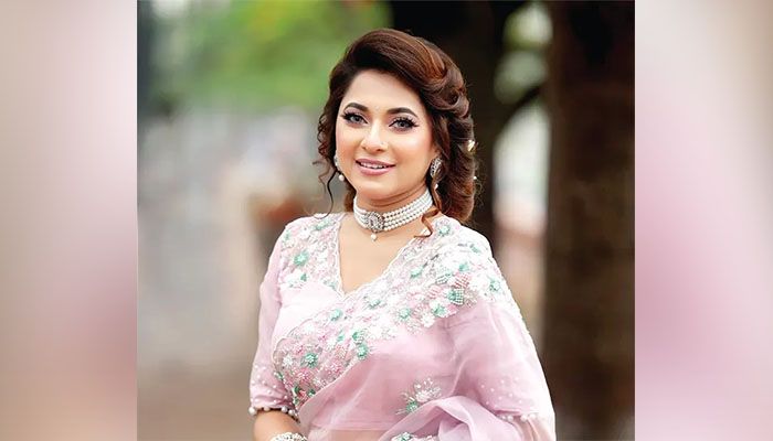 নাটকের গানে লিজা