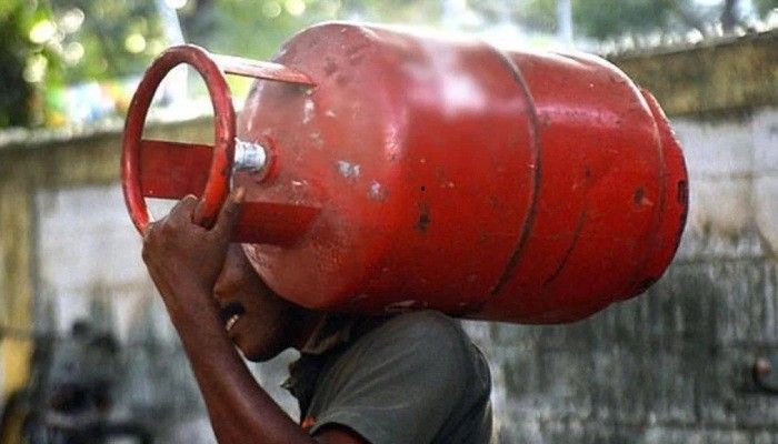 এলপিজির দাম কাগজে কমলেও বাজারে চড়া