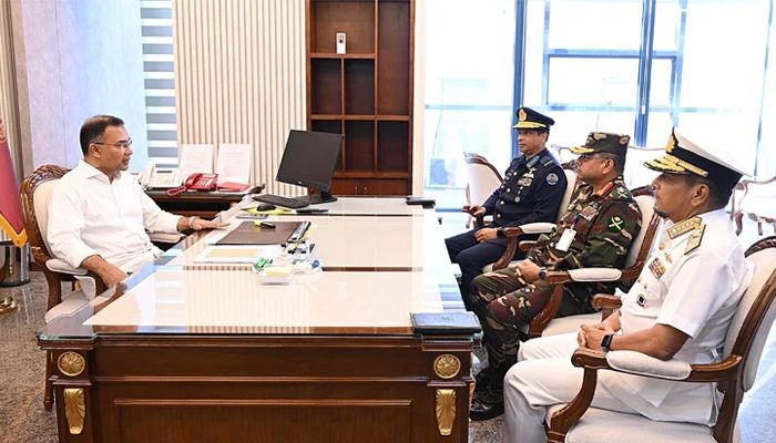 প্রধানমন্ত্রীর সঙ্গে তিন বাহিনী প্রধানের সাক্ষাৎ