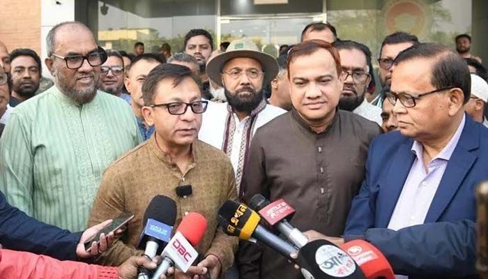 বাণিজ্য শিল্প এবং বস্ত্র ও পাট মন্ত্রী খন্দকার আব্দুল মুক্তাদির শুক্রবার সিলেট ওসমানী আন্তর্জাতিক বিমানবন্দরে সরকারি বিভিন্ন দপ্তরের কর্মকর্তা ও দলীয় নেতা কর্মীদের সাথে শুভেচ্ছা বিনিময় শেষে সাংবাদিকদের ব্রিফ করেন। ছবি: পিআইডি