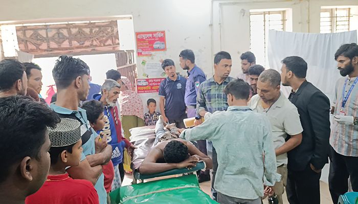 সংঘর্ষে আহত একজন হাসপাতালে চিকিৎসা নিচ্ছেন। ছবি: প্রতিদিনের বাংলাদেশ