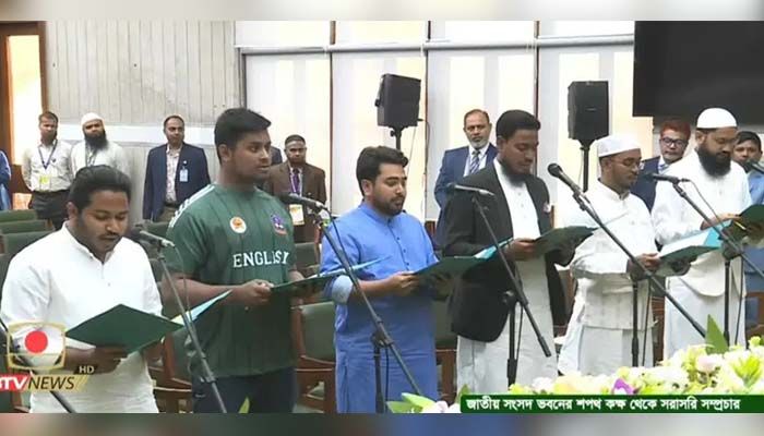 শপথ নিলেন এনসিপির নির্বাচিত সংসদ সদস্যরা