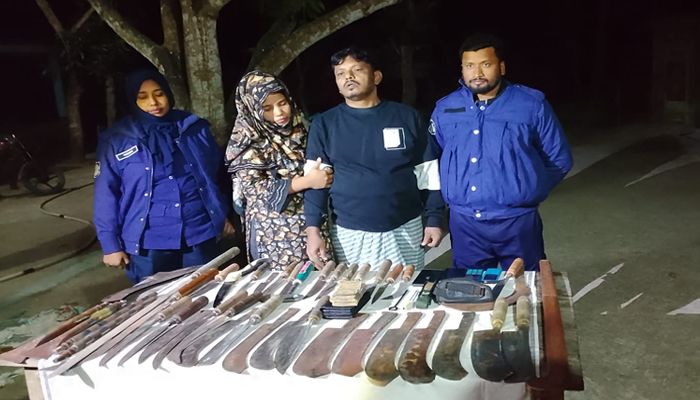 শরীয়তপুরে যৌথ বাহিনীর অভিযানে দেশীয় অস্ত্র উদ্ধার, সাবেক চেয়ারম্যান ও স্ত্রী আটক