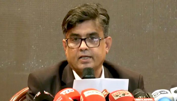 ফরেন সার্ভিস একাডেমির মিলনায়তনে এক বিফ্রিংয়ে কথা বলছেন প্রধান উপদেষ্টার প্রেস সচিব। ছবি: সংগৃহীত