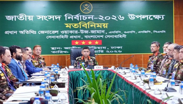 জাতীয় স্টেডিয়ামে অবস্থিত সেনা ক্যাম্প পরিদর্শন এবং বেসামরিক প্রশাসনের সঙ্গে বৃহস্পতিবার মতবিনিময় সেনাপ্রধানের। ছবি: আইএসপিআর