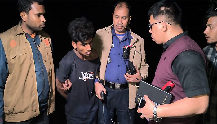 রামদার আঘাতে স্ত্রী ও সহকর্মীর হাত বিচ্ছিন্ন, স্বামী আটক