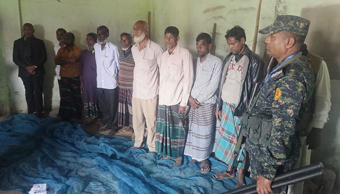 পীরগঞ্জে ভোটারদের টাকা দেওয়ায় জাতীয় পার্টির দুই নেতাকে অর্থদণ্ড