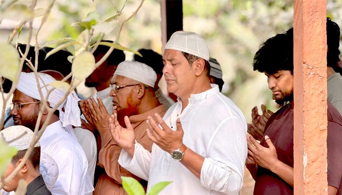 শুক্রবার জুম্মা নামাজের পর উপজেলার মুড়াপাড়া পারিবারিক কবরস্থানে সকলের রুহের মাগফেরাত কামনায় দোয়া করেন নবনির্বাচিত এমপি মোস্তাফিজুর রহমান ভূঁইয়া দিপু । ছবি: প্রতিদিনের বাংলাদেশ 