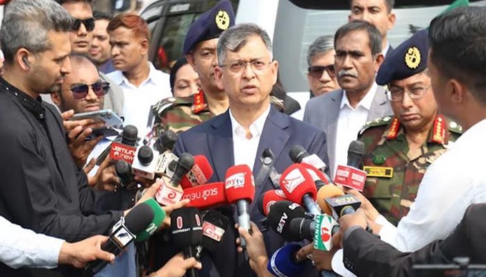 স্বরাষ্ট্রমন্ত্রী সালাহউদ্দিন আহমদ বুধবার সকালে জাতীয় শহীদ সেনা দিবস উপলক্ষে বনানী সামরিক কবরস্থানে পুষ্পস্তবক অর্পণ শেষে সাংবাদিকদের ব্রিফ করেন। ছবি: বাসস