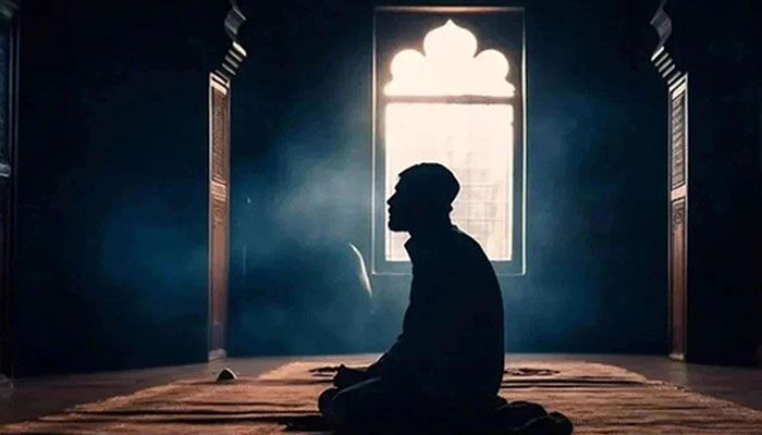 আল্লাহর অনুগ্রহ লাভের আশায় ধর্মপ্রাণ মুসল্লিরা