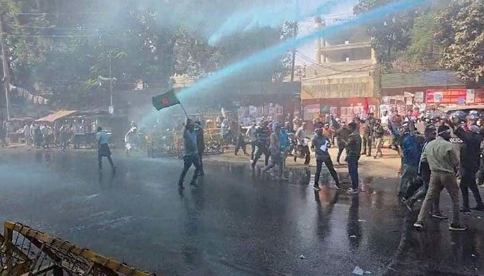 সরকারি কর্মচারীদের বিক্ষোভে জলকামান ছোঁড়ে পুলিশ। ছবি: ভিডিও থেকে নেওয়া