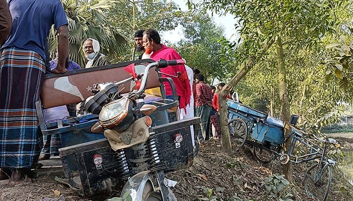 রায়গঞ্জে অটোভ্যান–ট্রাকের সংঘর্ষে স্বামী–স্ত্রী নিহত, আহত ৪