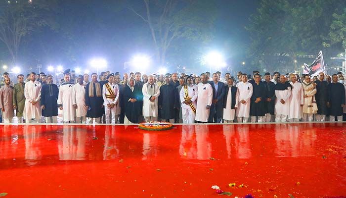 শহিদ মিনারে প্রধান বিচারপতির শ্রদ্ধা