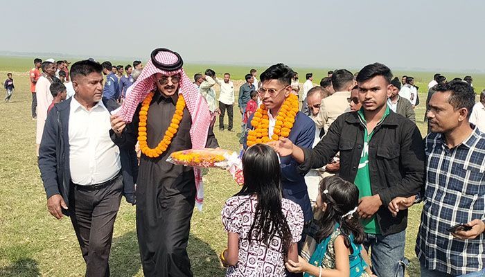 সৌদি কফিলকে নিয়ে হেলিকপ্টারে চড়ে নিজ গ্রামে প্রবাসী