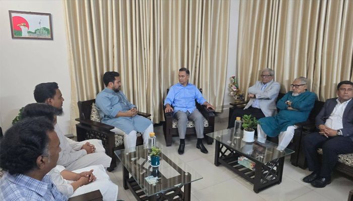বিএনপির চেয়ারম্যান তারেক রহমান রবিবার রাতে এনসিপির আহ্বায়ক মো. নাহিদ ইসলামের সঙ্গে সৌজন্য সাক্ষাৎ করেন। ছবি: নাহিদ ইসলামের ফেসবুক 


