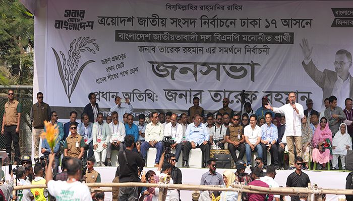 রাজধানীর বনানী কামাল আতাতুর্ক মাঠে সোমবার ঢাকা-১৭ আসনের এক জনসভায় বক্তব্য দেন বিএনপির চেয়ারম্যান ও ধানেষ শীষ প্রতীকের প্রার্থী তারেক রহমান। ছবি: প্রতিদিনের বাংলাদেশ