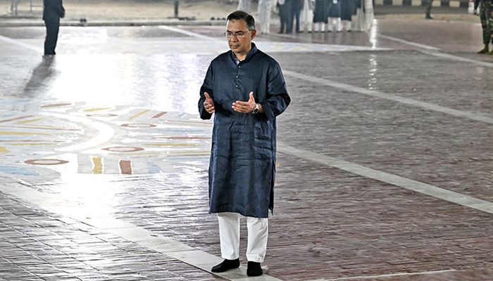 শহিদ মিনারে দাঁড়িয়ে প্রধানমন্ত্রীর দোয়া 