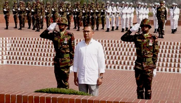 স্মৃতিসৌধে শ্রদ্ধা জানালেন প্রধানমন্ত্রী তারেক রহমান। ছবি: সংগৃহীত