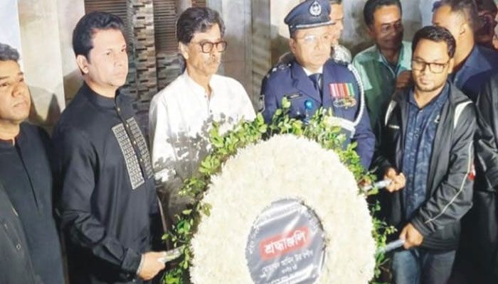 কুমিল্লা টাউন হল মাঠের কেন্দ্রীয় শহিদ মিনারে পুষ্পস্তবক অর্পণের মধ্য দিয়ে শ্রদ্ধা নিবেদন করেন  খাদ্যমন্ত্রী আমিনুর রশিদ ইয়াছিন। ছবি: প্রতিদিনের বাংলাদেশ