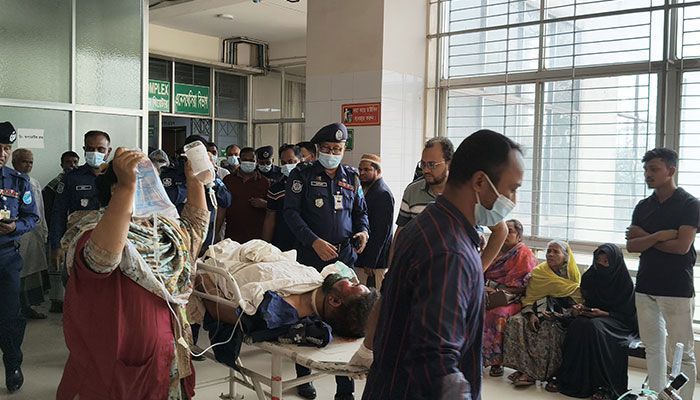 গাজীপুরের জয়দেবপুর জংশন এলাকায় ট্রেনের নিচে পড়ে আহত পুলিশ সদস্য মো. হাবিবকে গুরুতর আহত অবস্থায় তাকে উদ্ধার করে হাসপাতালে ভর্তি করান স্থানীয়রা। ছবি: প্রতিদিনের বাংলাদেশ