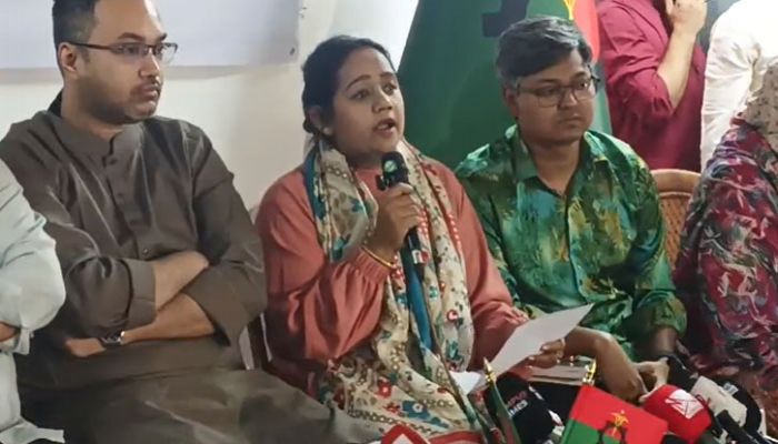 মিরপুর–১ এলাকায় চিড়িয়াখানা রোডের রোহানি সুপারমার্কেট সিটিতে শুক্রবার দুপুরে আয়োজিত এক সংবাদ সম্মেলনে লিখিত বক্তব্য দেন বিএনপি প্রার্থী ইঞ্জিনিয়ার সানজিদা ইসলাম তুলি। ছবি: ভিডিও থেকে