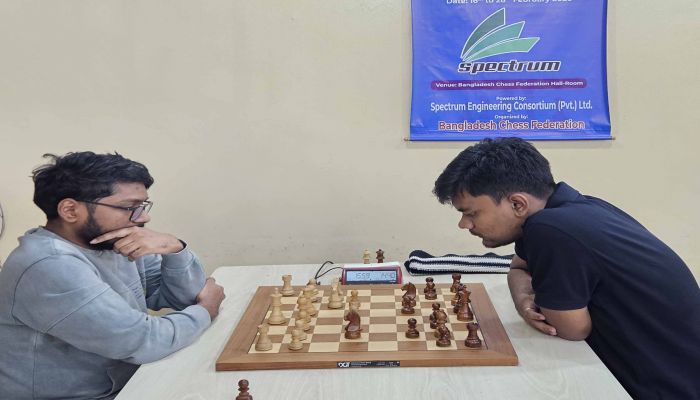 সেমিতে তাহসিন তাজওয়ার জিয়ার সঙ্গে খেলছেন ফাহাদ (বায়ে)। ছবি : বাংলাদেশ দাবা ফেডারেশন